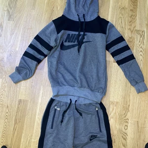 NIKE - Säljer min super fina nike set har andvänt den bara  2 gånger den är som ny. Inga skador eller så den är dock väldigt skön och tunn❤️ Den är i storlek M men passar mer som S-Xs  PRIS KAN DISKUTERAS 💕