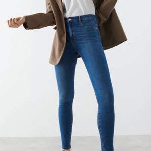 Blåa Molly jeans från Gina. Jättebra skick! Originalpris 299kr och nypris 150kr