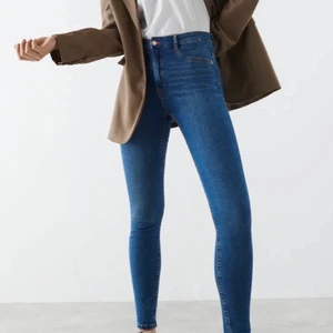 Blåa jeans från Ginatricot  - Blåa Molly jeans från Gina. Jättebra skick! Originalpris 299kr och nypris 150kr