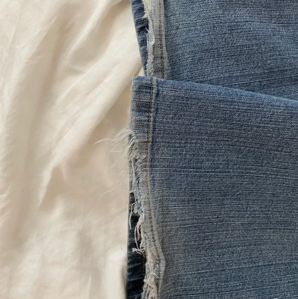 As snygga och bekväma jeans från Mac, man kan bära dom som både lowwaist och midwaist beroende på hur man vill att de ska sitta i rumpan! De har lite slitningar bak längs ner på benen då de är lite långa på mig och jag har gått på dom, men de är inget man lägger märke till❤️. Jeans & Byxor.