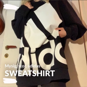 Oversized, svart sweatshirt. - Stor och mysig sweatshirt med vitt blankt tryck. Snygg till hotpants eller kjol på sommaren❤️pris är diskuterbart. 
