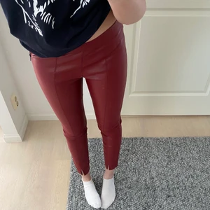 Röda skinnbyxor - Säljer dessa balla skinnbyxor, dessa har varit mina favorit byxor i många år och tyvärr är de för små för mig nu samt inte längre kommit till någon användning😢 De passar till ALLT och är verkligen super snygga!! 