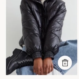 Puffer - Puffer jacka från H&M, aldrig använd! Köpte två vinterjackor och använder bara ena så säljer den här fina!! Köpt för 499, säljs för 400 kr! Kan mötas upp i Uppsala eller Stockholm, annars betala för frakt 💓