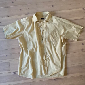 Kortärmad skjorta - Kortärmad skjorta i ljusgult. Sitter väldigt snyggt och oversize!