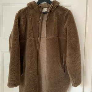 Teddyjacka - Brun teddyjacka från Arket, strl S, nypris 1100kr, mitt pris 800kr!
