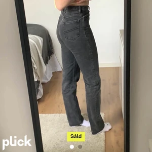 Svarta jeans  - Säljer dessa superfina svarta jeans som jag köpte på plick för ett tag sen men som var förstora skulle säga att de passar 173 cm och de är i st w25 l26 men jag skulle säga att de passar 36 ungefär💕 skriv vid intresse❤️