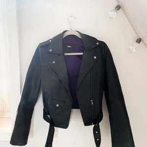 Skinnjacka  - Skinnjacka från bikbok med lila innertyg. Storlek XS.   Köparen står för frakt. 