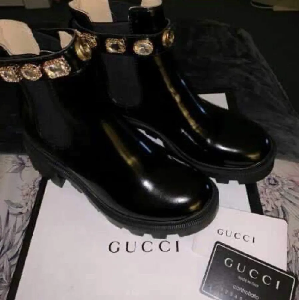 Säljer min Gucci boots , fick den som present! Väldigt bra skick! Vänliga i storleken! Med följare med allt på bilden! Flera bilder finns om man intresserad! OBC: Svarar bara seriösa köpare! . Väskor.