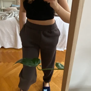 Mjukisbyxor från BikBok - Jättesköna mjukisbyxor från BikBok i storlek M. Helt nya med prislapp kvar. Passar mig i längden som är 173. Köpta för 300 men säljer för 90kr🤎🤎