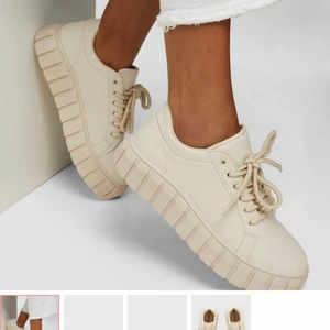 Aim higher sneaker - Jättefina sneakers från Nelly, läderimitation.   Platåhöjd 3,5 cm. Är i fint skick, yttersula något smutsig som syns på bild. Storlek 36 