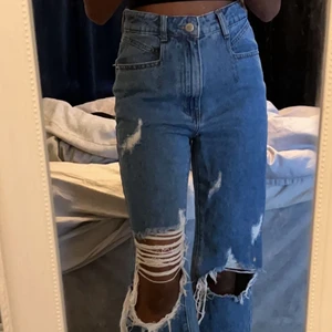 Blåa Jens  - Blåa jeans, högmidjad, slitet med håll här å där, väldigt stora för mig trodde inte skulle va de 
