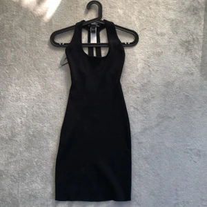 Klänning - Svart enkel sommarklänning, använd 2-3 gånger. Kontakta privat för fler bilder🖤