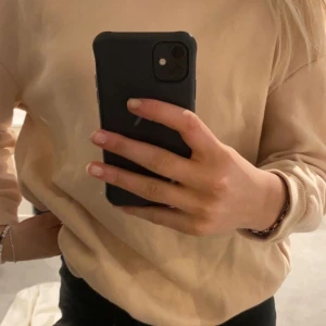 Beige sweatshirt  - Fin bestiger sweatshirt, lite mer åt aprikos färg en beige, säljer för att den inte används och är oanvänd, köparen står för frakten 
