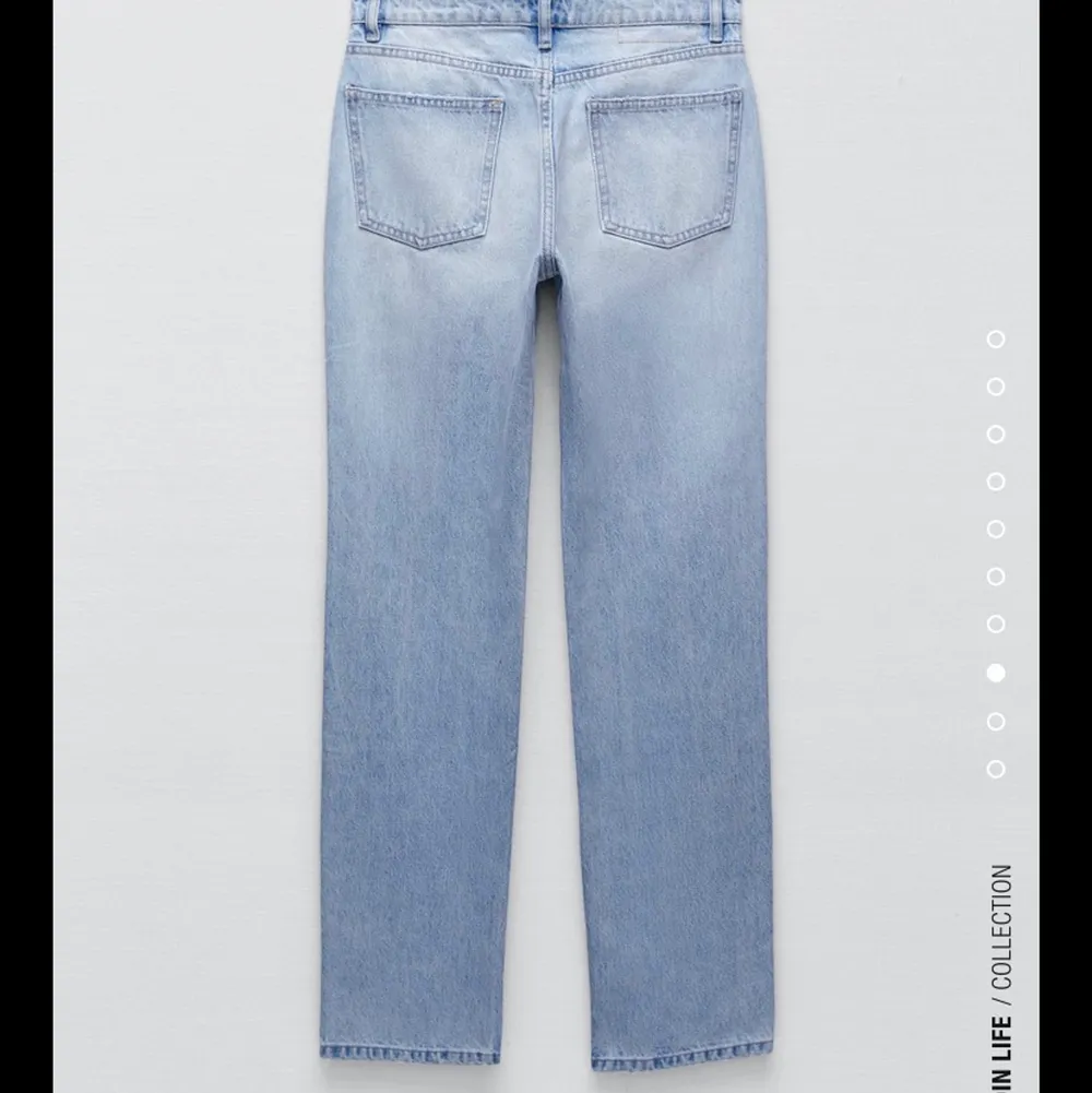 Säljer mina helt slutsålda populära jeans från zara i storlek 36 då de är för små för mig, väldigt synd då de är så extremt snygga och kommer till användning till vad som helst. Sparsamt använda då de är för små. Köparen står för frakt på 66kr, är flera intresserade så får man buda☺️. Jeans & Byxor.