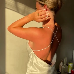 Zara klänning  - (Publicerar igen) En supersnygg satinklänning från Zara🤍 den är slutsåld överallt!! Storlek XS🤎 Endast testat så den är i nyskick. Perfekt som studentklänning😍