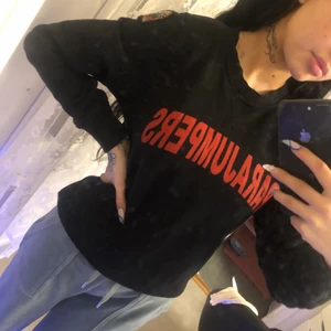 Pjs sweatshirt - Passar xs . Nypris 1500 säljer för 500. Lite slitningar vid p’et kan gå ner i pris vid snabb affär