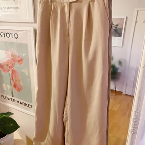 Kostymbyxor från H&M - Snygga kostymbyxor från H&M i storlek 44. Uppsydda för att passa mig som är 163cm lång! True-to-size💜