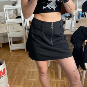 Svart kjol i M med dragkedja - Nyskick, aldrig använd. Storlek M. 50kr + frakt