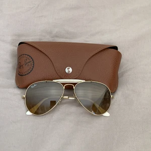 Fint skick Rayban - Säljer mina vackra rayban i unik modell, inköpspris 1699kr säljer för 750kr, pris kan diskuteras givet!