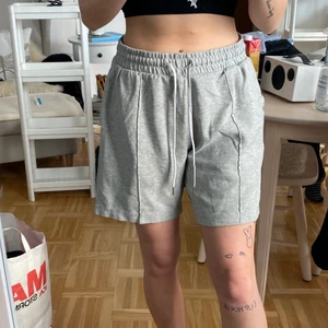 Gråa mjukisshorts i M - säljer dessa gråa mjukisshorts i storlek M ifrån killavdelningen på H&M. Nästan aldrig använda. 30kr + frakt