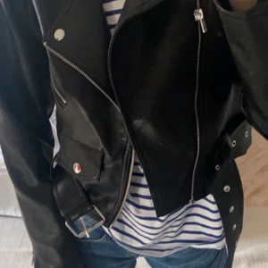 Skinnjacka  - Supersnygg och skön skinnjacka från BIK BOK. Kommer tyvärr inte till användning. Använd ungefär 3 ggr Nypris 600kr mitt pris:300kr vid snabb affär kan jag sänka mig i pris. (Köpare står för frakt) 