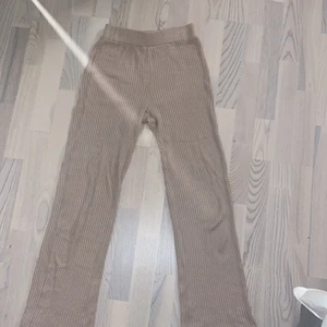 Säljer ett par ribbade byxor från Gina - Säljer byxorna p.g.a att dem ej används mer och dem är i nysckick och korta för mig som är 1,65 