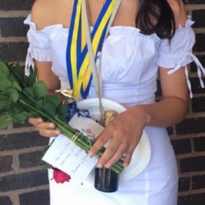 Vit klänning - Superfin bodycon off-shoulder klänning från Nelly.com❤️ Endast använd en gång! För fler bilder skriv! Supersnygg klänning som ger former men kommer tyvärr aldrig till användning. Storlek xs men passar s!Köparen står för frakten. Perfekt till student eller avslutning❤️