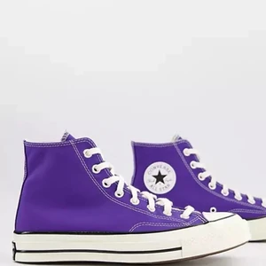 Lila Converse High - Lila converse chuck 70 HIGH, funkar jätte bra, helt rena. Strl 38-39. Skriv om du vill köpa direkt för ett pris, (frakt ingår inte)