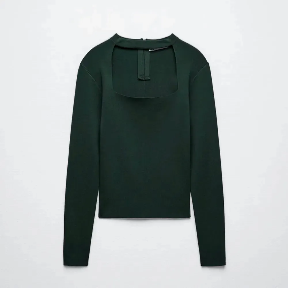 Säljer denna eftertraktade tröjan vid bra bud😍 helt slutsåld på Zaras hemsida. Storlek M. Fint skick endast använd 3 gånger.( Första bilden är lånad från Alva Blomdahls TikTok). Toppar.