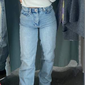 Ljusa jeans från Ginatricot. Perfekt längd för mig som är 170. Jag har sytt in de vid vaderna/anklarna men det är inget man ser. Stl 32 men skulle säga att de sitter mer som 34, frakt tillkommer💗