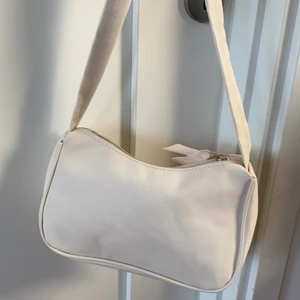 Beige axelväska - Beige liten axelväska, använd 2 ggr🤎🤎