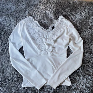 Tröja  - Super fin tröja med spetsdetaljer! Använd fåtal gånger och väldigt fint skick! 