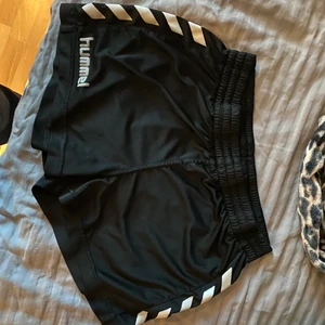 Hummel shorts - Ett par träningsshorts som har används en del men fortfarande i väldigt bra skick. Skriv för bilder på!