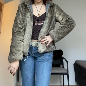 Pälsjacka - Suuperfin fodrad pälsjacka, köpt secondhand så tror ej att det är äkta päls💓 skulle passa en S / M