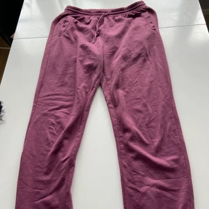 rosa mjukisar - supersköna mjukisbyxor med jättefin färg! Oversized och sitter så skönt! Säljs för dom inte används 💓