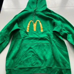 mcdonalds hoodie - Perfekt hoodie för dig som tycker märken som donken är roligt! Den har superskönt tyg inuti och är oversized och bara allmänt jätteskön!