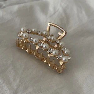 Liten pärlklämma - Liten hårklämma med diamanter och pärlor från bikbok 