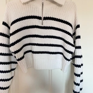 Randig stickad tröja - Säjer denna jättesnygga stickade tröja💕 Passar när som!! Aldrig använd. Hör av dig vid frågor. Köptes för 599 kr!!