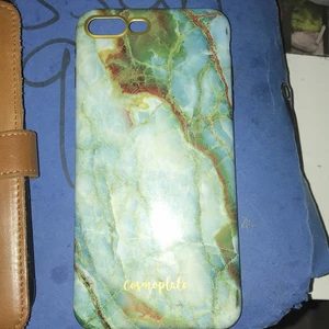 Telefonskal - TVÅ JÄTTEFINA SKAL TILL IPHONE 7+! Det bruna skalet så ingår det plånboksfickor, knapp och skalet inuti är magnetiskt. Det turkosa skalet ska ge en marmor känsla väldigt fint! En för 150kr(originalpris 300kr st!) men båda för 250kr! Pris kan självklart diskuteras! 