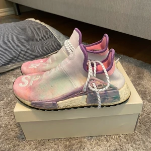 Adidas human race size 42 - Använda och lite smutsiga men annars felfria, box med certifikat och extrasnören följer med
