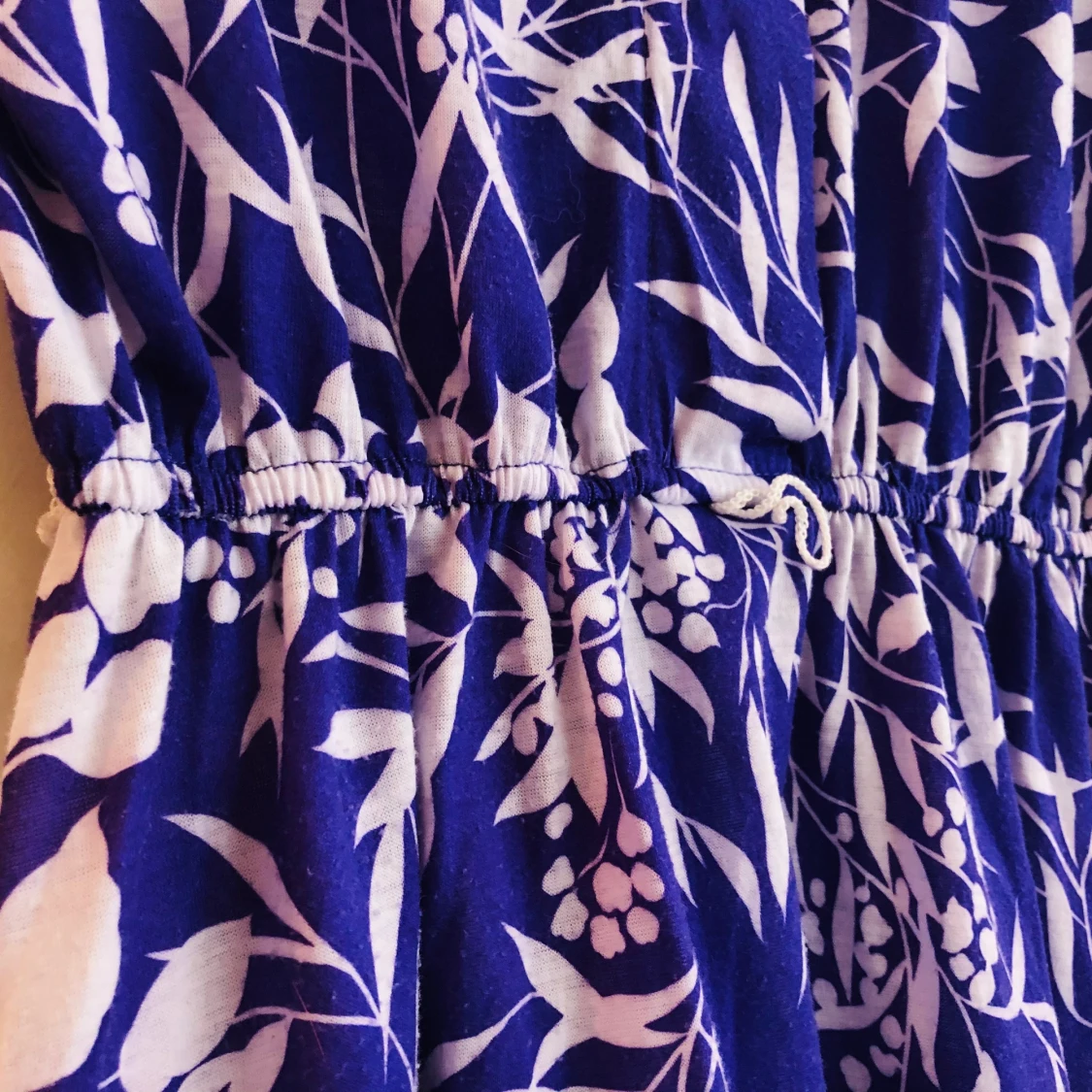 Lila klänning med vita blommor. Retro. - 91
