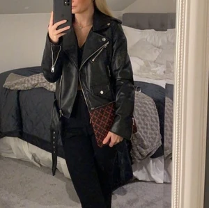 Skinnjacka - Skinnjacka från zara , passar xs-s. Bra skick . Köpare betalar frakten