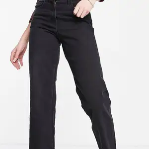 Svarta raka jeans från asos. Storlek XS/S. Snygg passform och bra skick. 