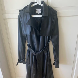 ”Skinn” kappa - En fake skinnkappa från NA-KD, som är varm och snygg🖤🖤🖤