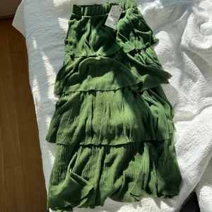 Zara kjol - Så ball kjol från zara! Köpte den i zara butik i Spanien för 2 år sen! Inte kommit till anvdäning! NY MED PRISLAPP KVAR! Så unik och fin!❤️ GRÖN GLITTRIG😍😍😍