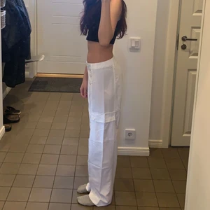 vita cargos från fila - storlek 36, nyskick! storlek 36 och passar mig som brukar ha 34-36, dock blir de lågmidjade på mig.