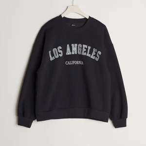 Grå sweatshirt  - En sweatshirt som är super fin och använd ett fåtal gånger. Ser helt ny ut och trycket är helt💘nypris 250kr