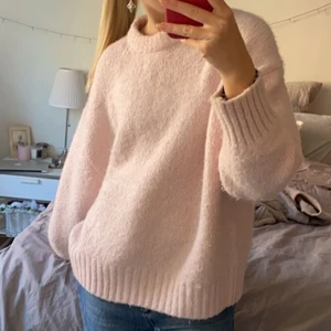 Rosa stickad tröja zara - Extremt skön och absolut inte stickig oversize tröja från zara! Jag är 165 cm lång. Inga defekter 