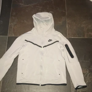 Nike tech  - Säljer nu min Nike tracksuit hoodie köpt från JDsports junior storlek väldigt bra skick man kan köpa hela dressen för 700kr!