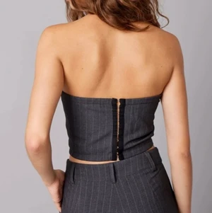 Corset tupe top  - Jag säljer nu en grå-randig corset topp från venderbys! Den är helt ny med lappen kvar och säljes på grund av att den inte passade mig storleksmässigt. 